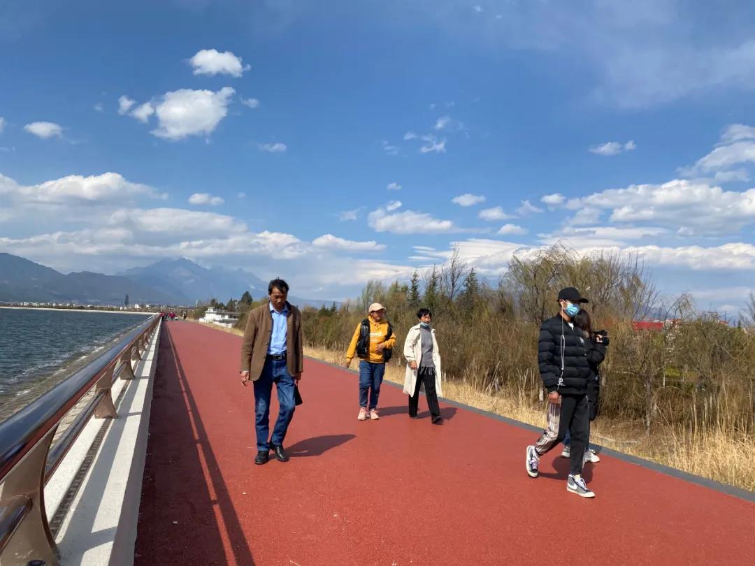 麗江這里環(huán)海而建的長廊，你不來看看？